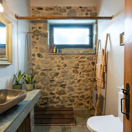 Willa Doukas Gávros