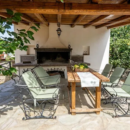 Willa Doukas Gávros